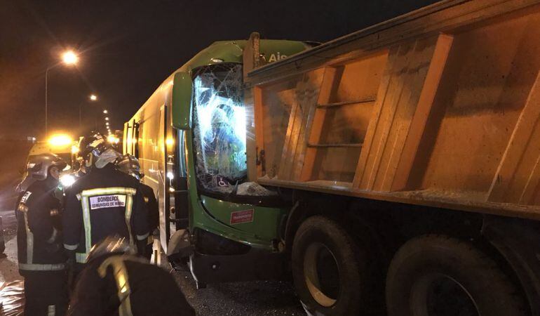 El bus impactó contra la parte trasera del camión, lo que dejó atrapado al conductor del transporte de pasajeros.