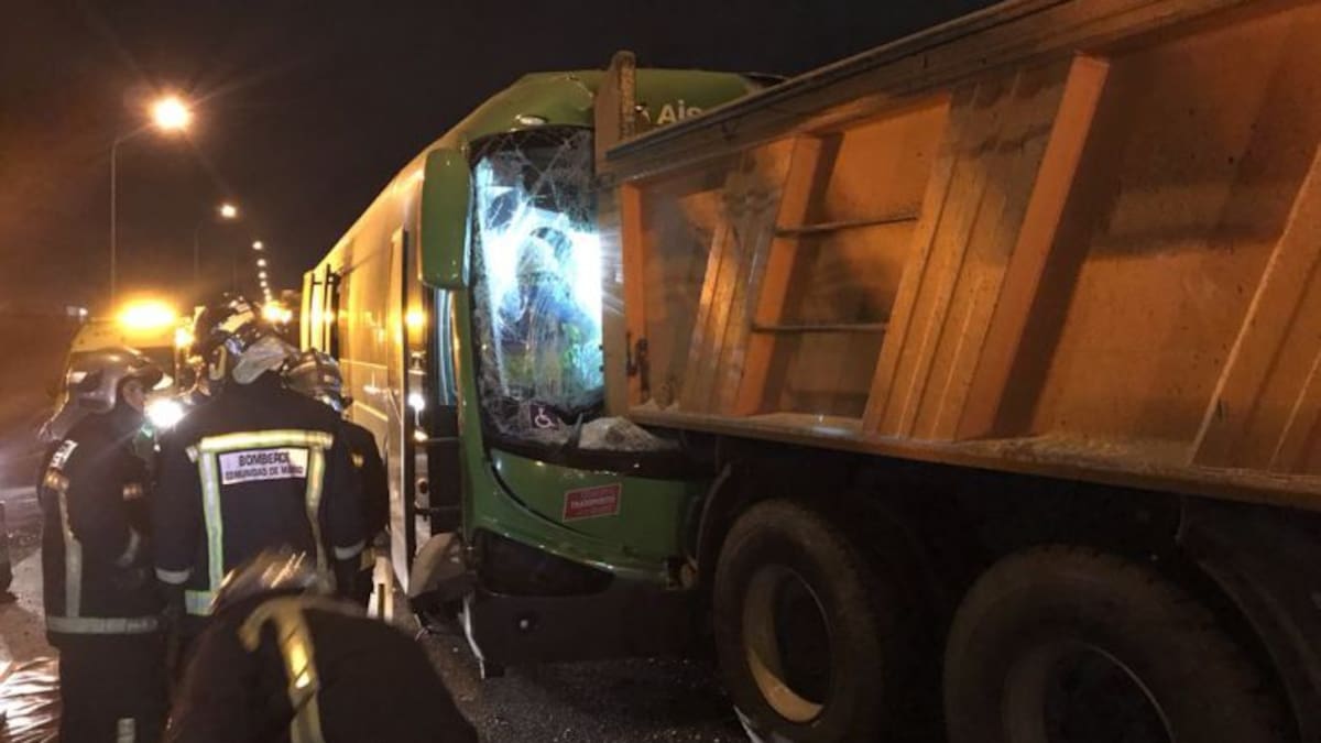 Seis heridos y kilómetros de retenciones tras el choque entre un autobús y un camión en Pinto