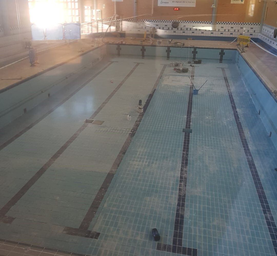 Intervención en la piscina municipal de Linares.