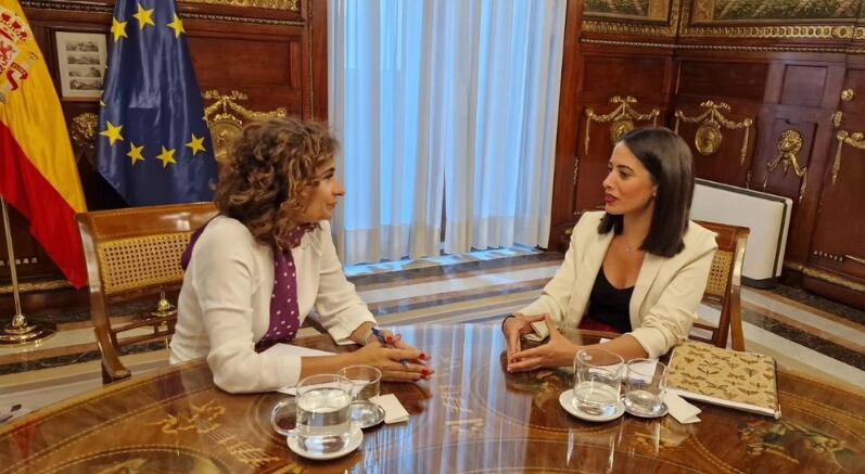 Isa Molino, concejala del PSOE y María Jesús Montero, Ministra de Hacienda