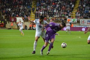 Yeray y Morata pugnan por un balón