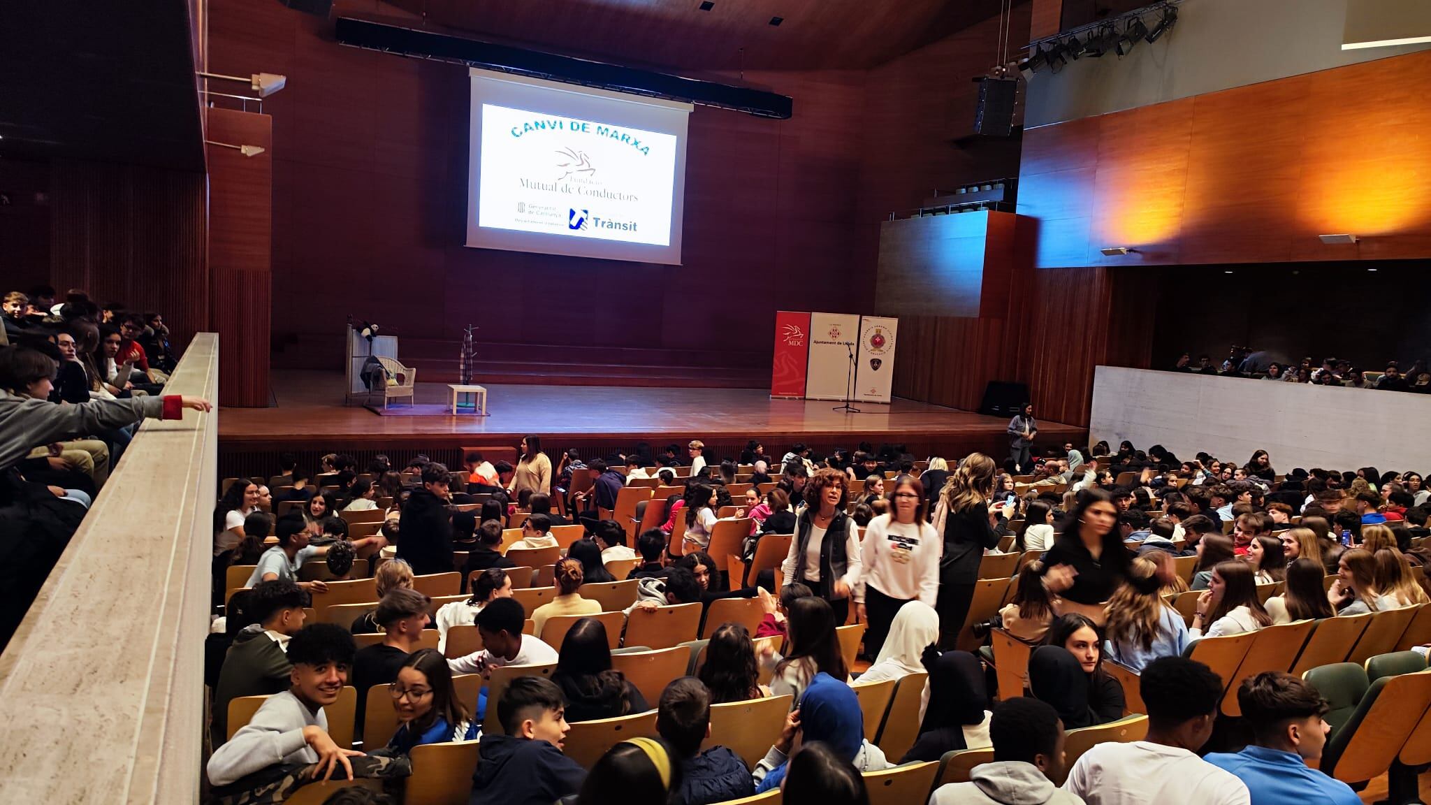 L'Auditori Enric Granados, ple de gom a gom, en la primera de les sessions del projecte d'educació viària "Canvi de marxa 2023"