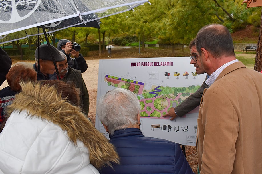 Los vecinos del Alamín observan el plano de las obras del parque