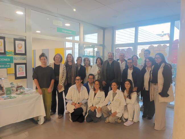 Foto de familia de los responsables del centro de salud, entidades colaboradoras y alcalde de Barbastro en la presentación de la iniciativa