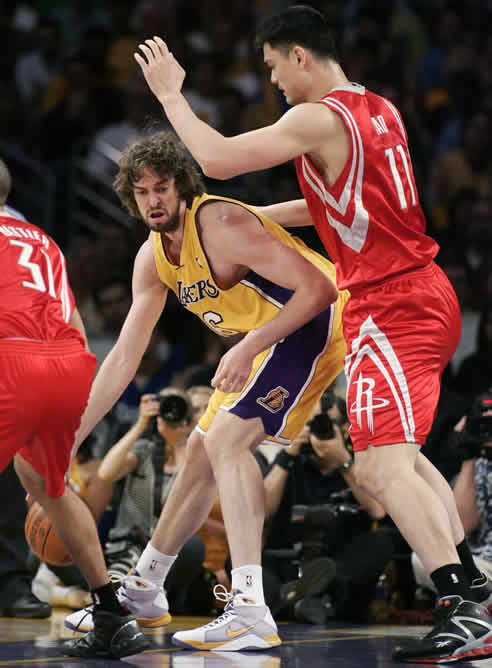 Con 40 puntos de Kobe Bryant y 22 de Pau Gasol, el equipo de Los Ángeles vence a los Rockets por 111-98.- En la Conferencia Este, los Celtics se reponen de la derrota ante Orlando (112-94)