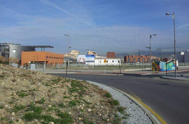 Terreno en línea recta que debería atravesar la conexión entre la Avenida de Dïlar y la rotonda de la carretera de Ogíjares (en primer término).