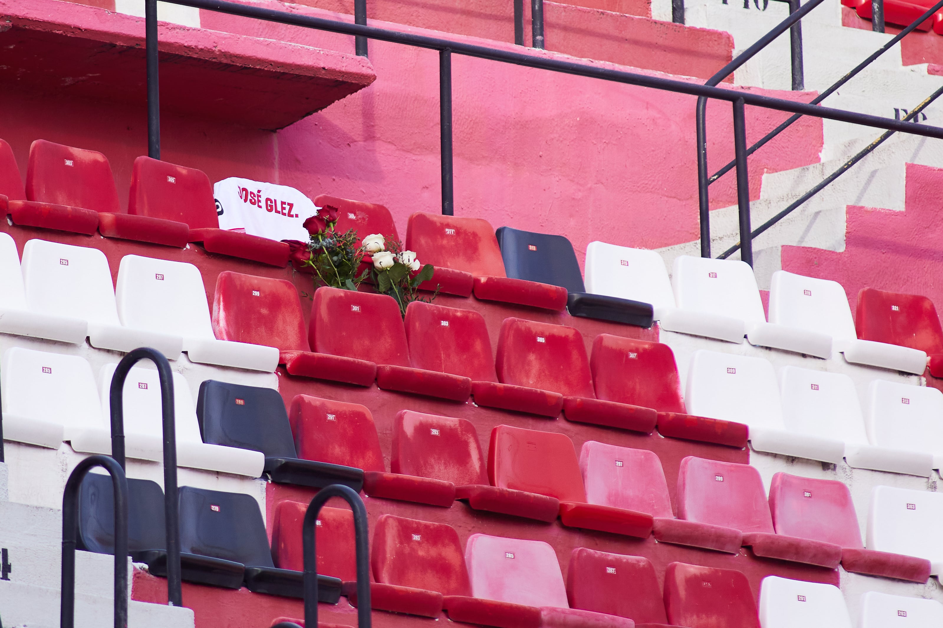 El homenaje del Sevilla a los tres aficionados tristemente fallecidos el pasado jueves. (Photo By Joaquin Corchero/Europa Press via Getty Images)