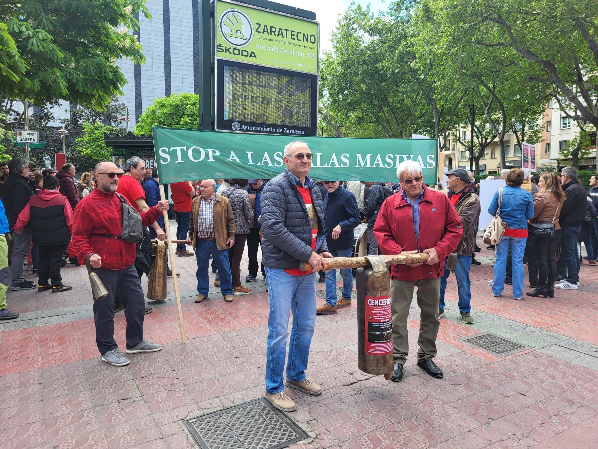 La plataforma SOS Montes Universales ha llenado el centro de Zaragoza con el sonido de los cencerros