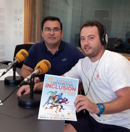 Eduardo Monedero, coordinador deportivo de la Fundación Esfera, (d) y Fernando Gracia, del Unión Leganés, durante un momento de la entrevista.