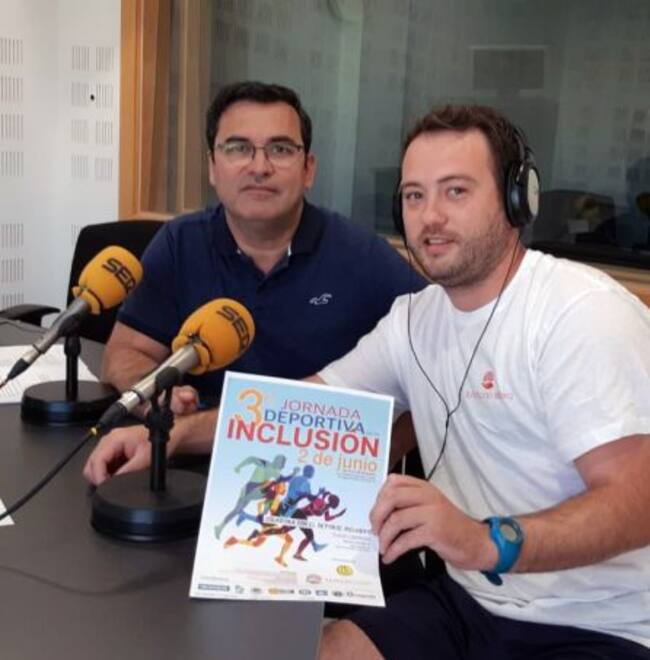 Eduardo Monedero, coordinador deportivo de la Fundación Esfera, (d) y Fernando Gracia, del Unión Leganés, durante un momento de la entrevista.