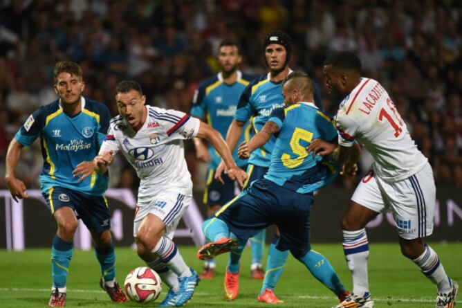 Los jugadores sevillistas durante un partido ante el Lyon