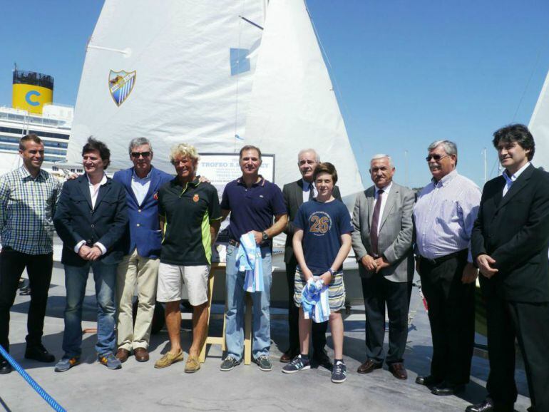 Integrantes de ambos equipos en la presentación de la regata