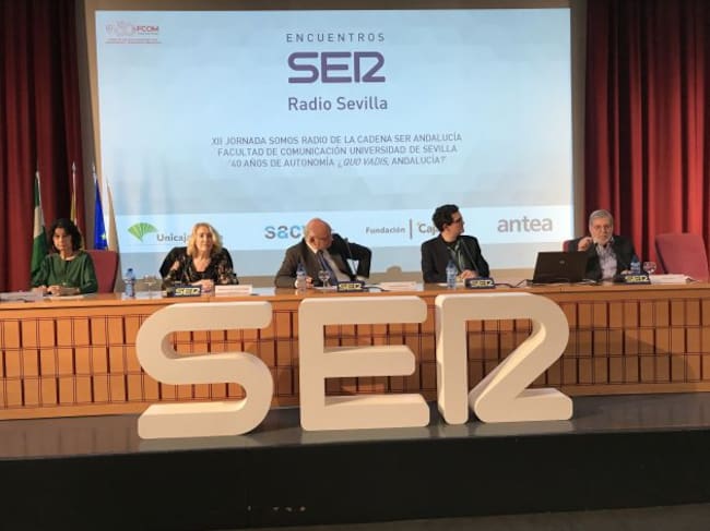 Mesa redonda "El periodismo en cuatro décadas de autonomía"