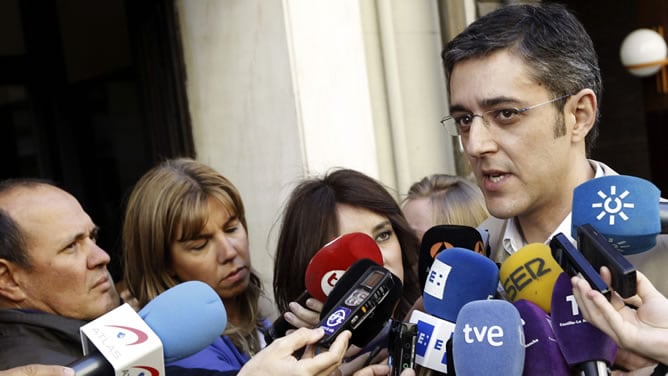 El secretario general del grupo socialista en el Congreso, Eduardo Madina, antes de asistir a la reunión de la ejecutiva federal del PSOE.