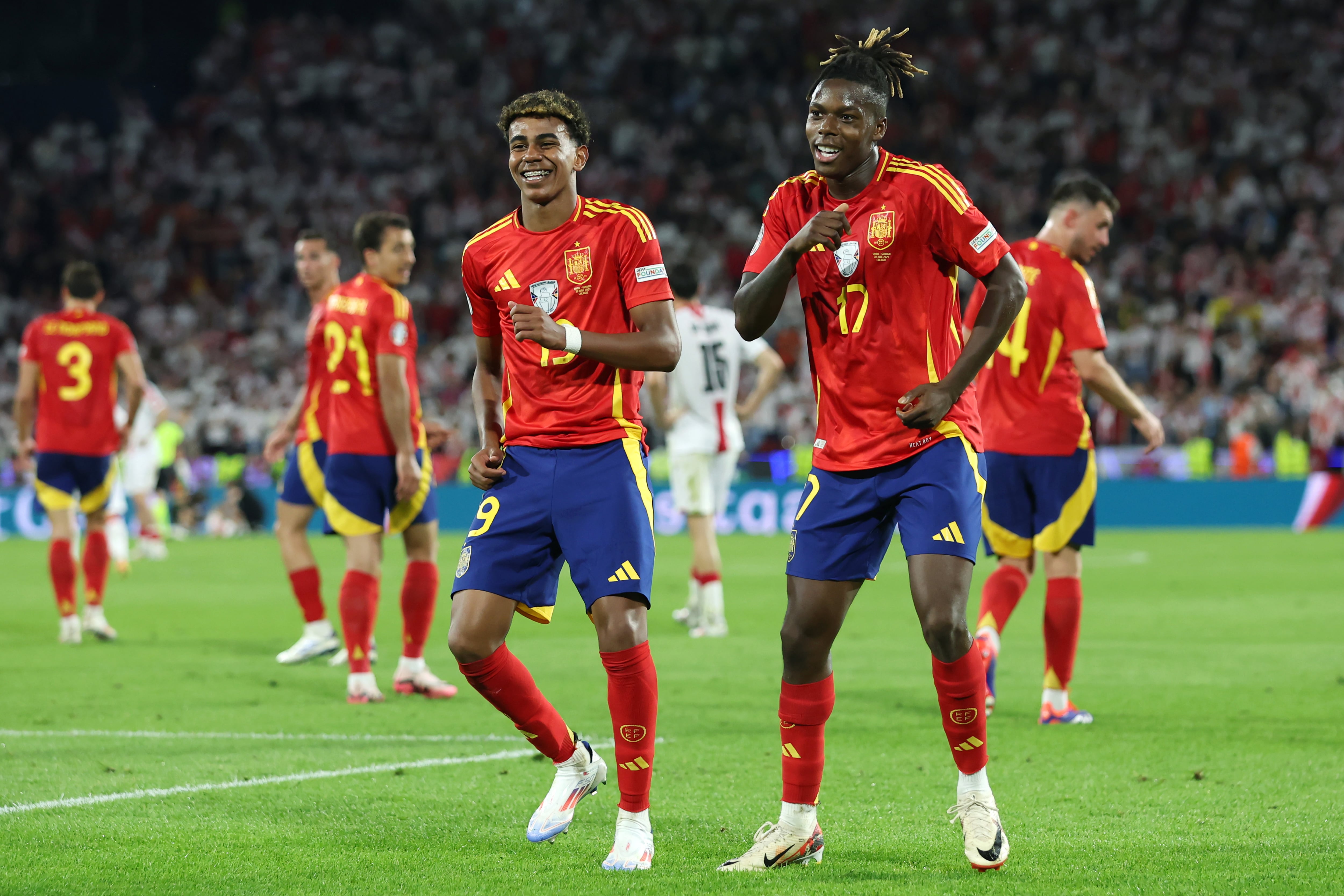 Lamine Yamal y Nico Williams celebran uno de sus goles en el partido ante Georgia