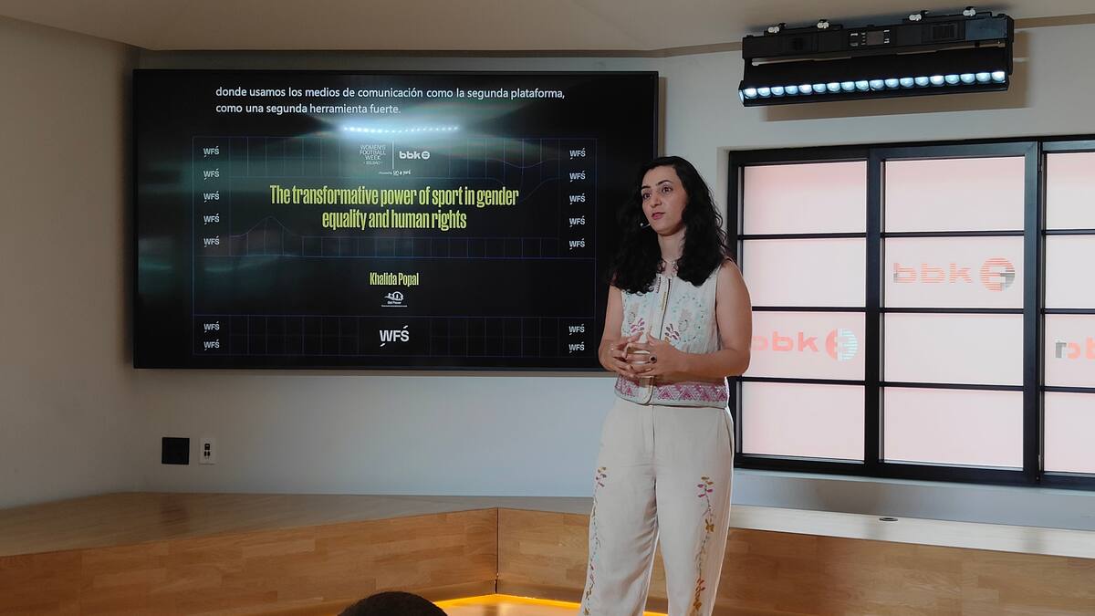 La lucha de la exfutbolista afgana Khalida Popal contra el machismo de FIFA: "¡Esperan que los hombres que nos quieren borrar del mapa nos reconozcan como selección!"