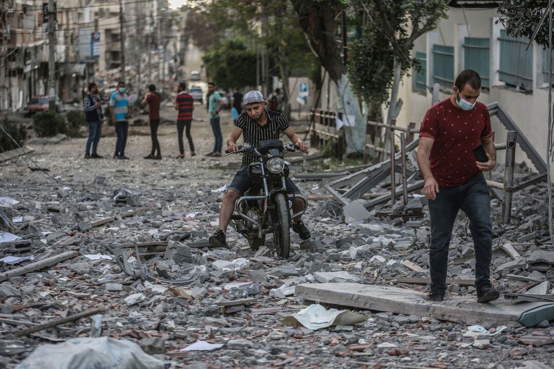 Calles de Gaza destruidas por los bombardeos de Israel. 