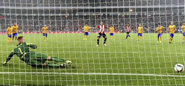 El delantero del Athletic, Aritz Aduriz (d), bate de penalti al guardameta alemán del F. C. Barcelona, Marc-Andre ter Stegen