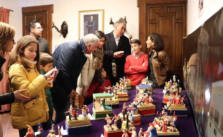 Marco López ( en el centro, con jersey rojo ) en la inauguración de su exposición