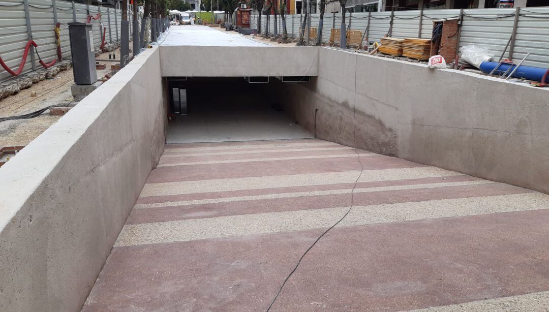 Acceso al aparcamiento de la plaza de la Constitución desde la calle Roldán y Marín.