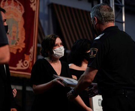 La presidenta de la Comunidad de Madrid, Isabel Díaz Ayuso, participó en la entrega de reconocimientos al personal de los servicios esenciales que han trabajado durante el estado de alarma.