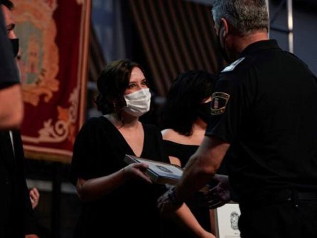 La presidenta de la Comunidad de Madrid, Isabel Díaz Ayuso, participó en la entrega de reconocimientos al personal de los servicios esenciales que han trabajado durante el estado de alarma.