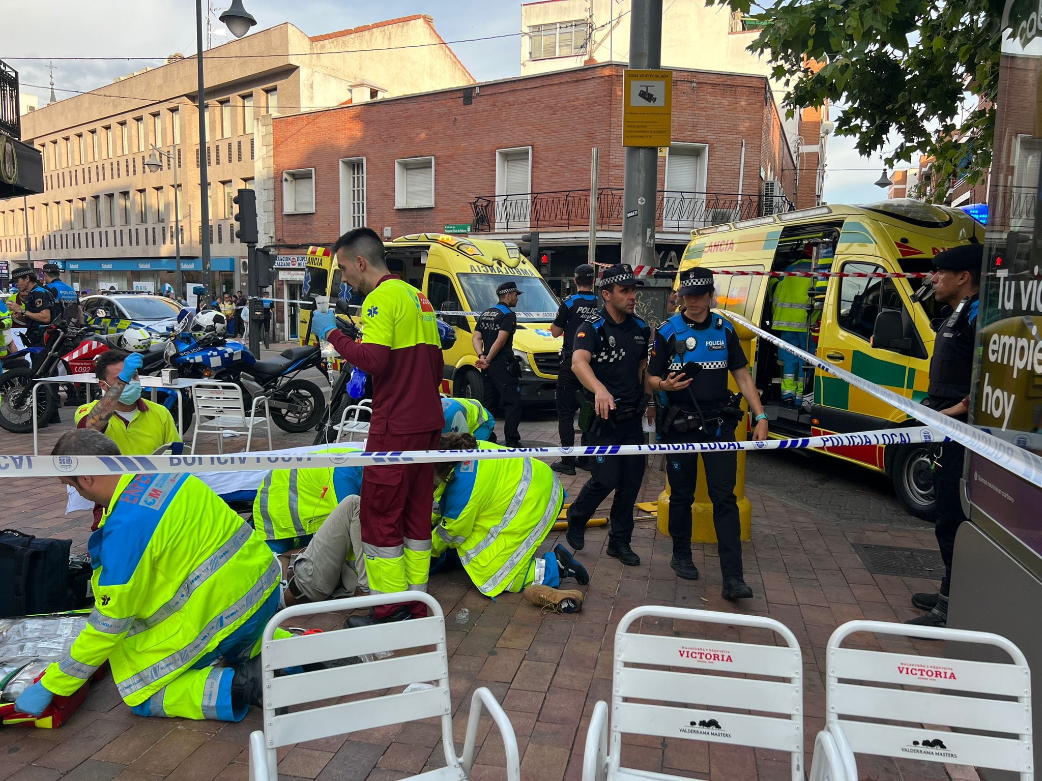 Servicios de emergencias atendiendo a las personas atropelladas en Alcobendas