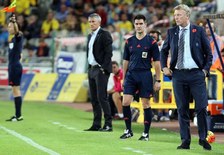 GRA466. LAS PALMAS DE GRAN CANARIA, 06/11/2015.- Los entrenadores de la UD Las Palmas, Quique Setién (2-i), y de la Real Sociedad, David Moyes (d), durante el partido de Liga en Primera División que están disputando esta noche en el Estadio de Gran Canaria, en Las Palmas. EFE/Elvira Urquijo A.