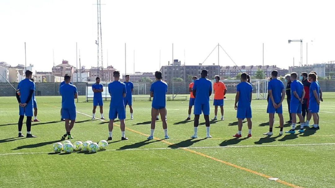 La plantilla de Álex Izquierdo durante una charla en un entrenamiento.