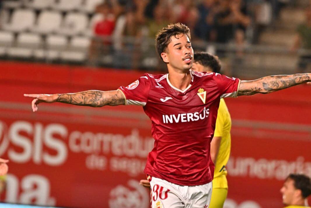 Joao Pedro Palmberg celebra un gol con el Real Murcia.