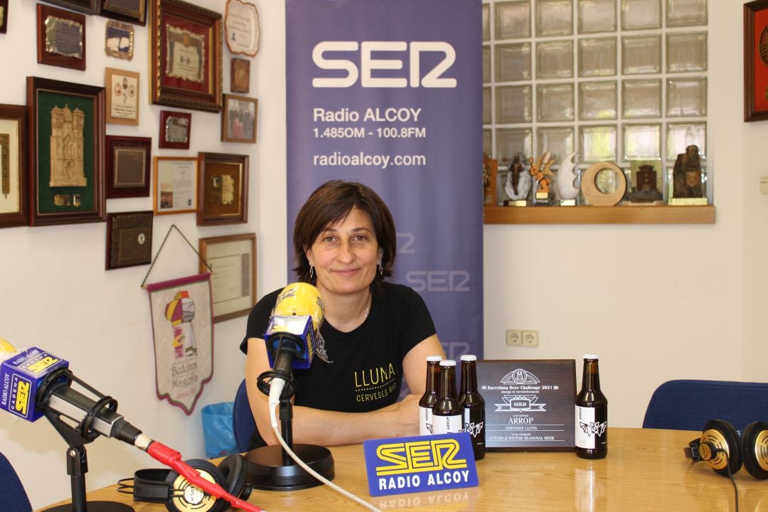 María Vicente de Cerveces lluna en Radio Alcoy con el la cerveza ganadora, ARROP