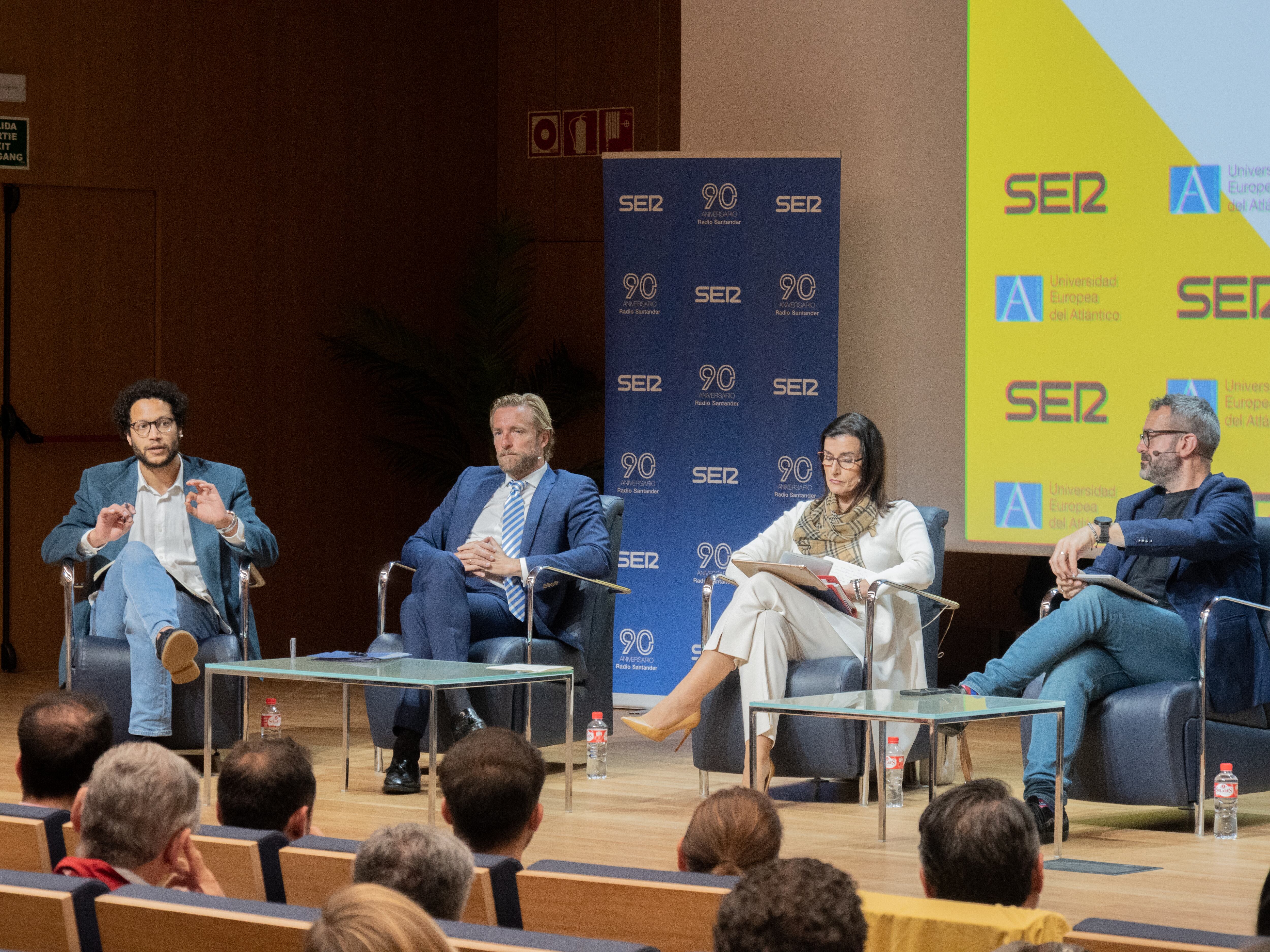 Los candidatos de IU-Podemos, Keruin Martínez, del PRC, Felipe Piña, del PP, Gema Igual, y el moderador del debate, Fermín Mier.