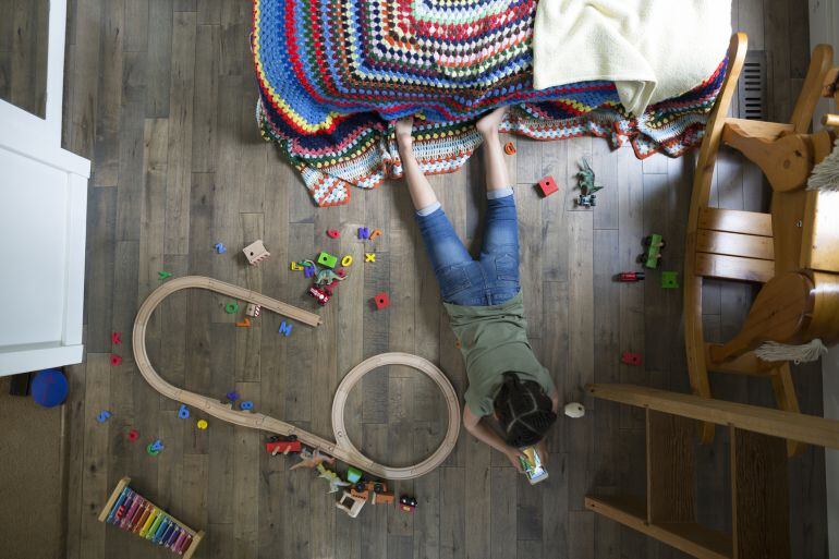 Un niño juega en su habitación.