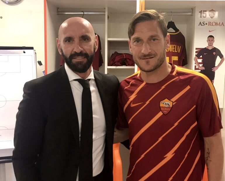 Monchi y Totti posan juntos en el vestuario de la Roma