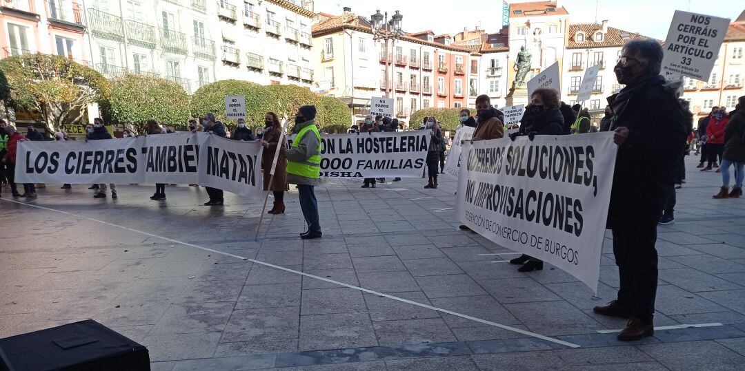 Medio millar de personas pertenecientes a distintos sectores se han concentrado para pedir ayudas ante el parón obligado por la pandemia