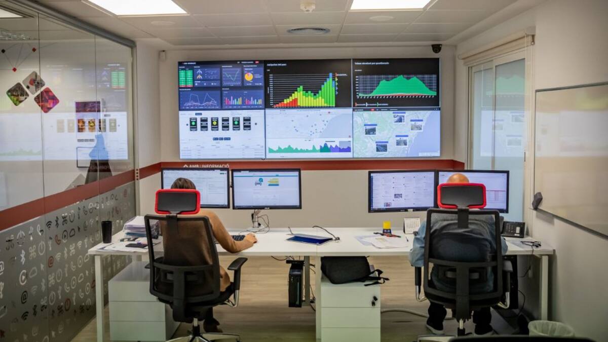 Barcelona comença a multar els cotxes i motos més contaminants