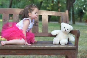 Niña jugando con peluche