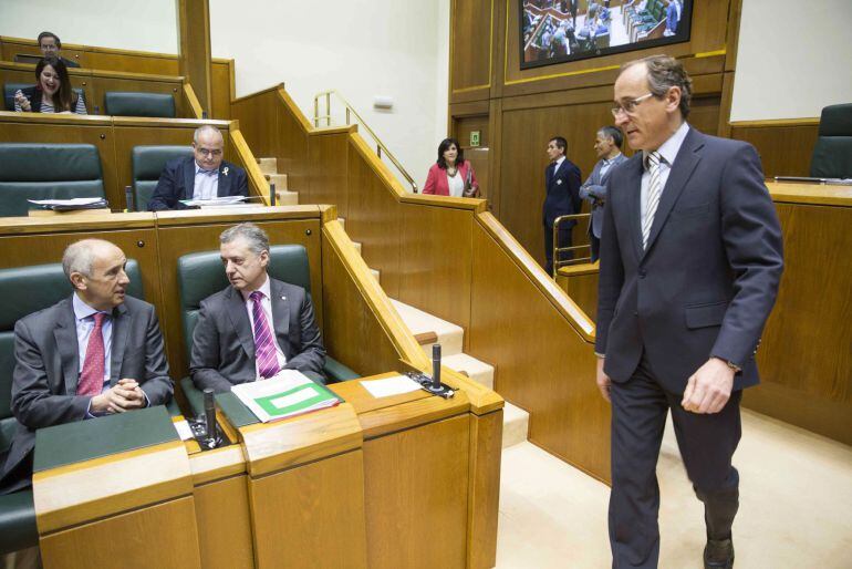 El presidente del PP vasco, Alfonso Alonso (d), pasa ante el lehendakari Iñigo Urkullu a su llegada al salón de plenos del Parlamento Vasco, donde ha asegurado hoy que la &quot;noticia buena&quot; es que ETA &quot;asume su derrota&quot; y que el Estado de derecho y la democr