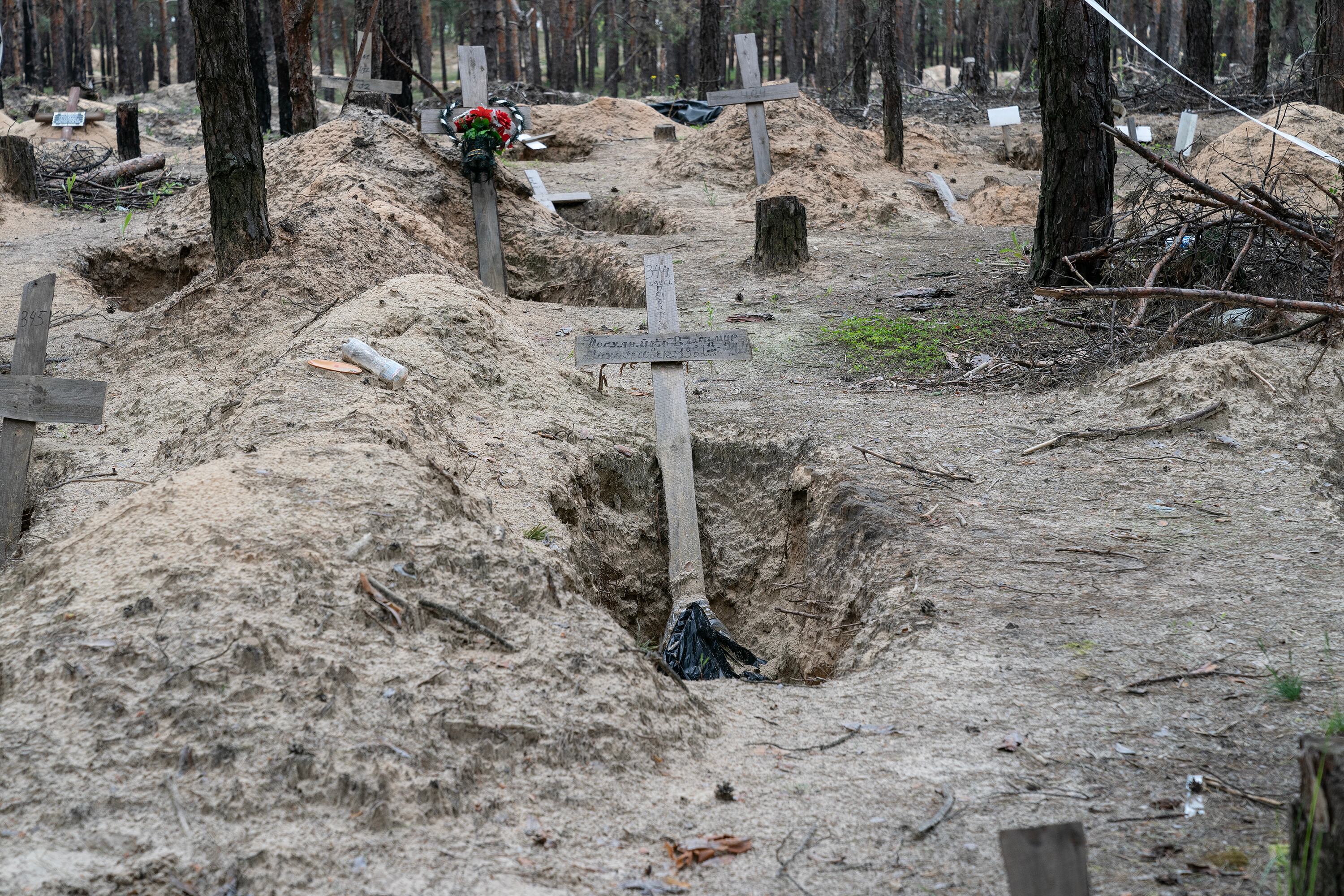 Centenares de tumbas encontradas en la localidad ucraniana de Kupyansk después de que los soldados rusos se retiraran de este municipio