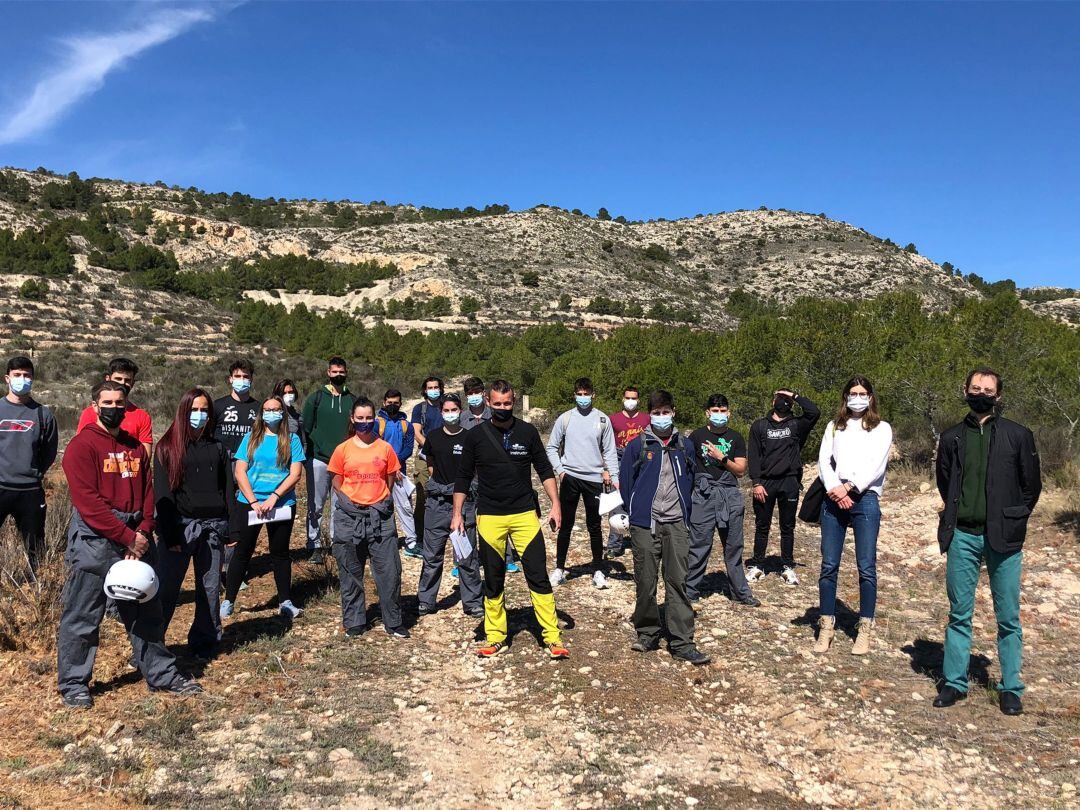 Equipo de alumnos reforestando zona en Elda