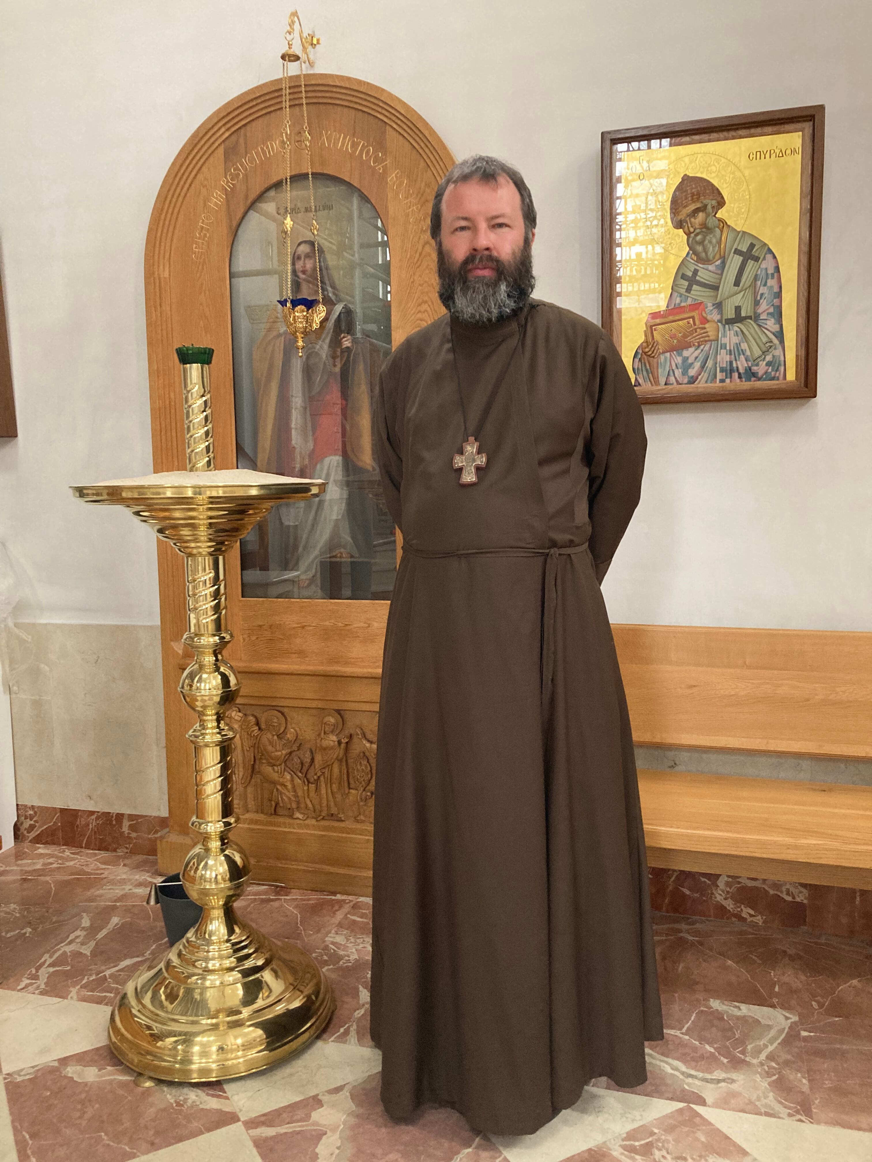 El Padre Andrey Kórdochkin junto al icono de María Magdalena que da nombre a la Catedral ortodoxa de Madrid