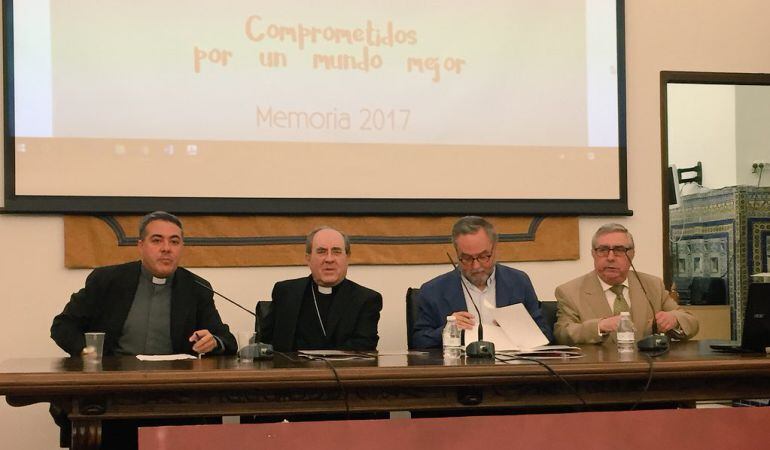 De izquierda a derecha, el delegado de Medios de Comunicación de la Archidiócesis de Sevilla, Adrián Ríos Bailón; el arzobispo Juan José Asenjo Pelegrina, el director de Cáritas Diocesana de Sevilla, Mariano Pérez de Ayala; y el secretario general de Cári