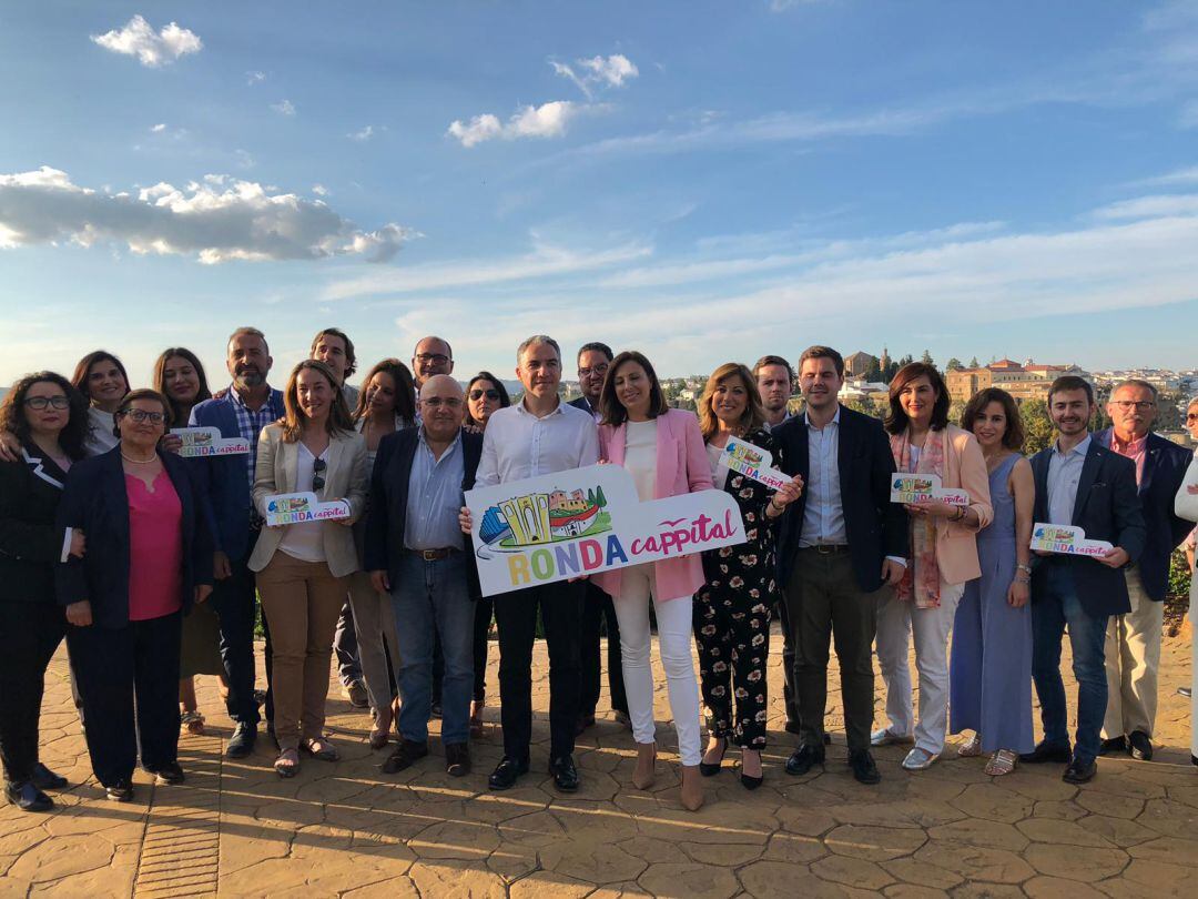 Foto de familia del la candidatura popular rondeña junto a Elías Bendodo