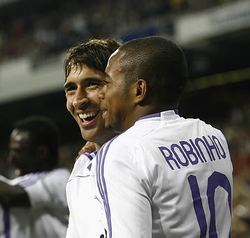 Raúl y Robinho celebran el penalti transformado por el capitán blanco