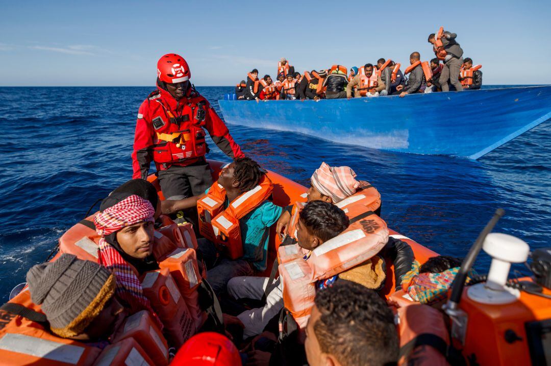 Miembros de la ONG Maydayterraneo rescatan a un grupo de migrantes procedentes de Bangladesh, Afganistán y Pakistán para llevarles al buque de rescate Aita Mari, el 10 de febrero de 2020.