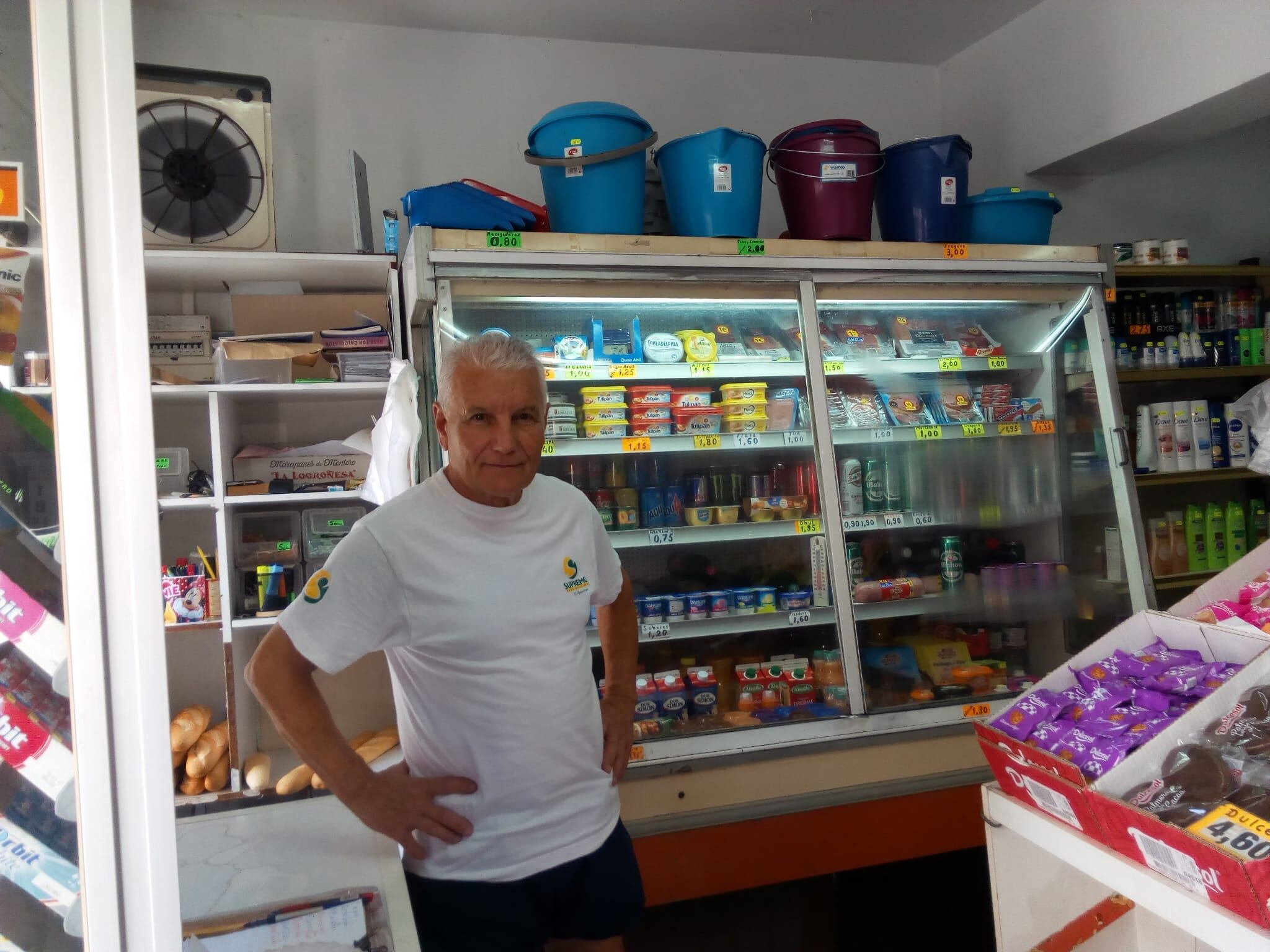 Luisillo, el más feliz de la tierra en su tienda de proximidad.