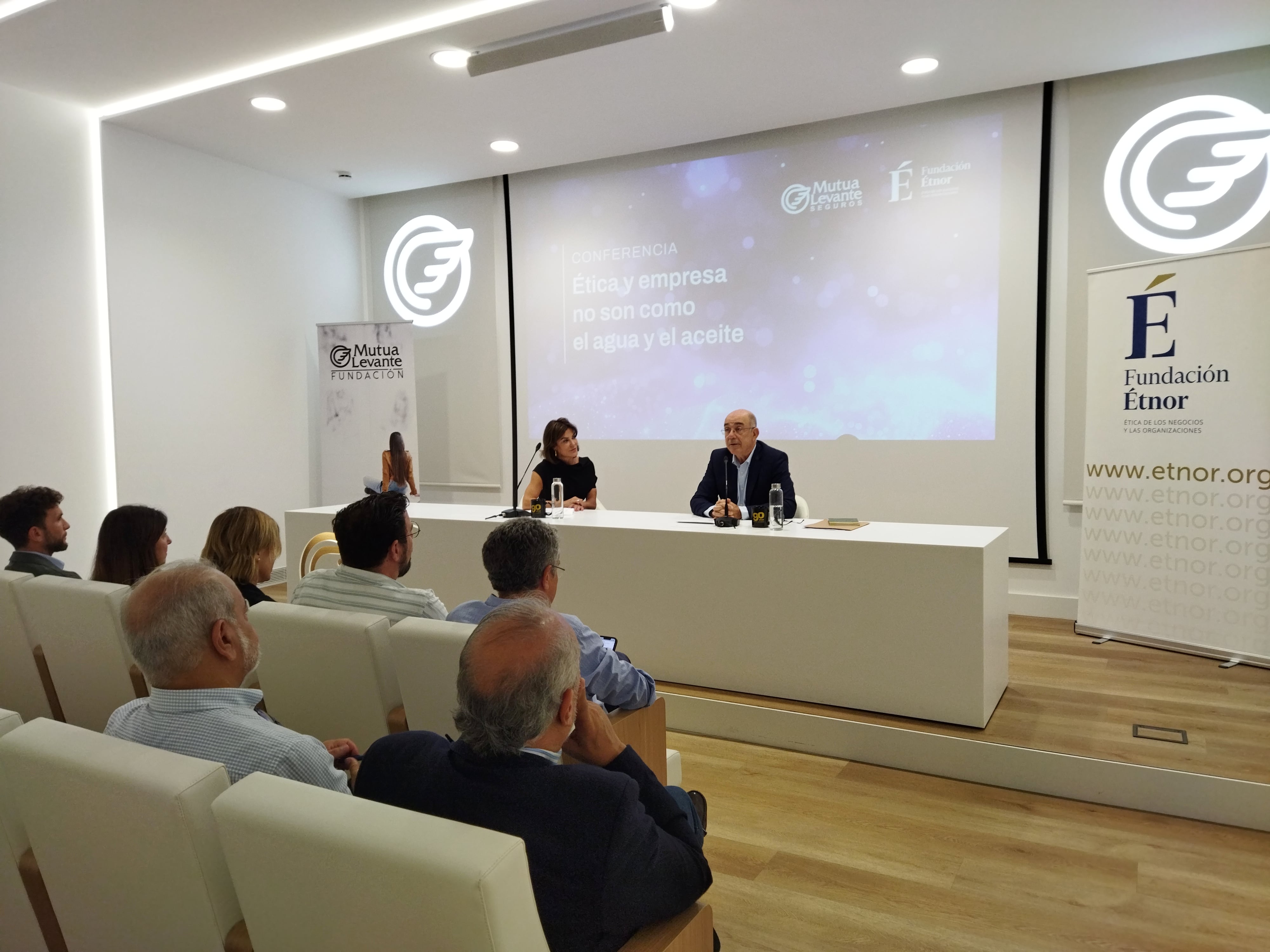 Elena Turrión, consejera delegada de Mutua Levante, y Pedro Coca, presidente de la Fundación Étnor, durante la conferencia celebrada este jueves en el auditorio de Fundación Mutua Levante en Alcoy.