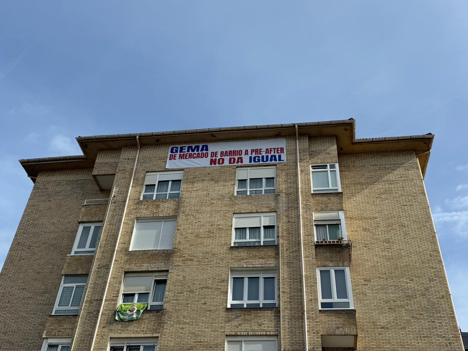 Cartel colocado por los vecinos para criticar el Mcdonalds del nuevo mercado de puertochico