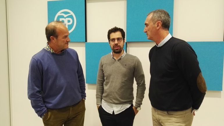 Eduardo Carazo, presidente del NNGG CyL, en el medio de la fotografía, en la sede del PP en Segovia.