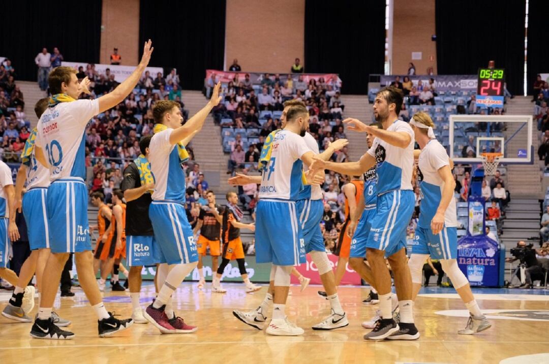 Los jugadores del Obradoiro intentarán brindar la última victoria del año en Sar a su público